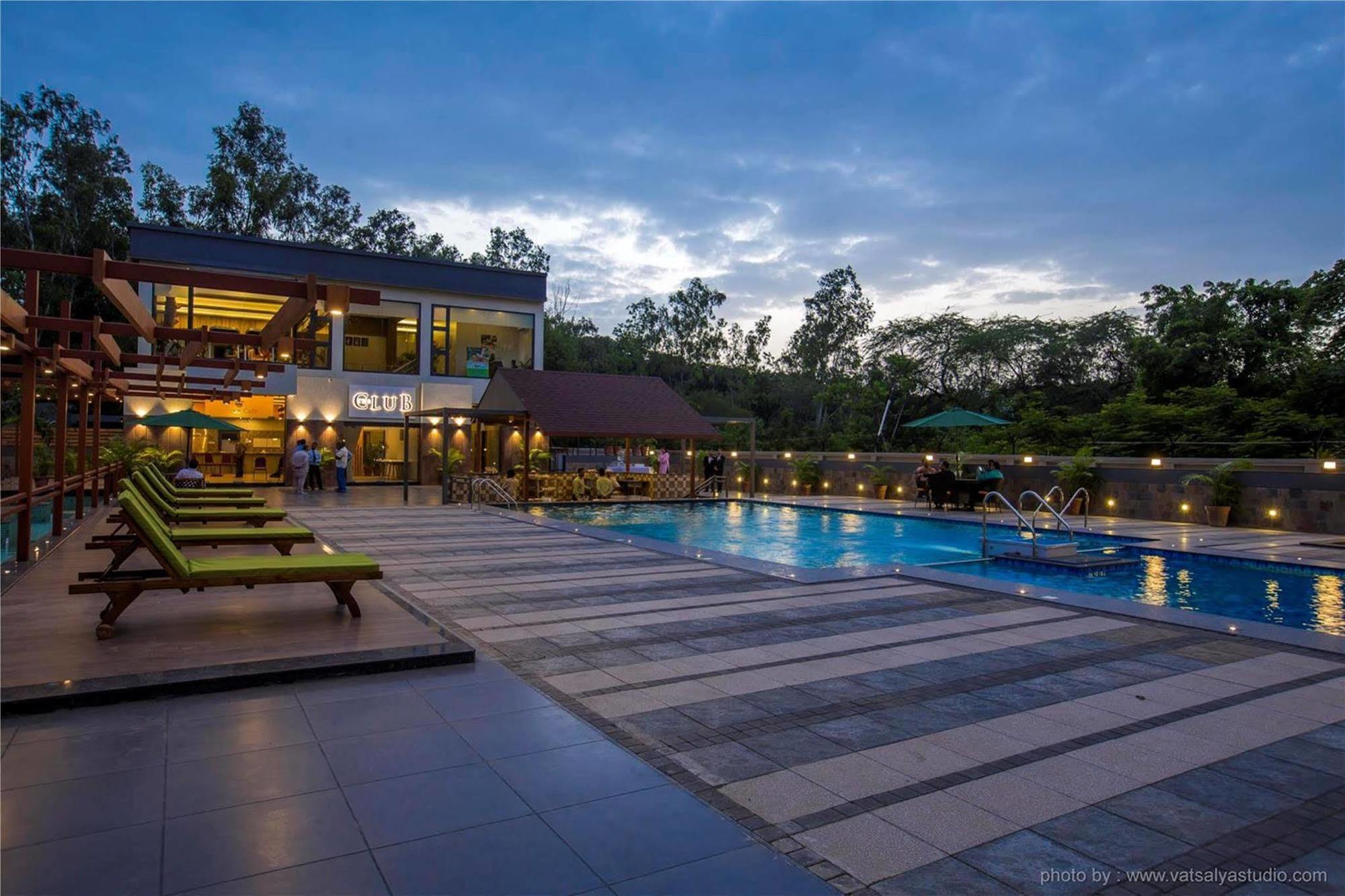 Vits Shalimar, Ankleshwar Hotel Kültér fotó