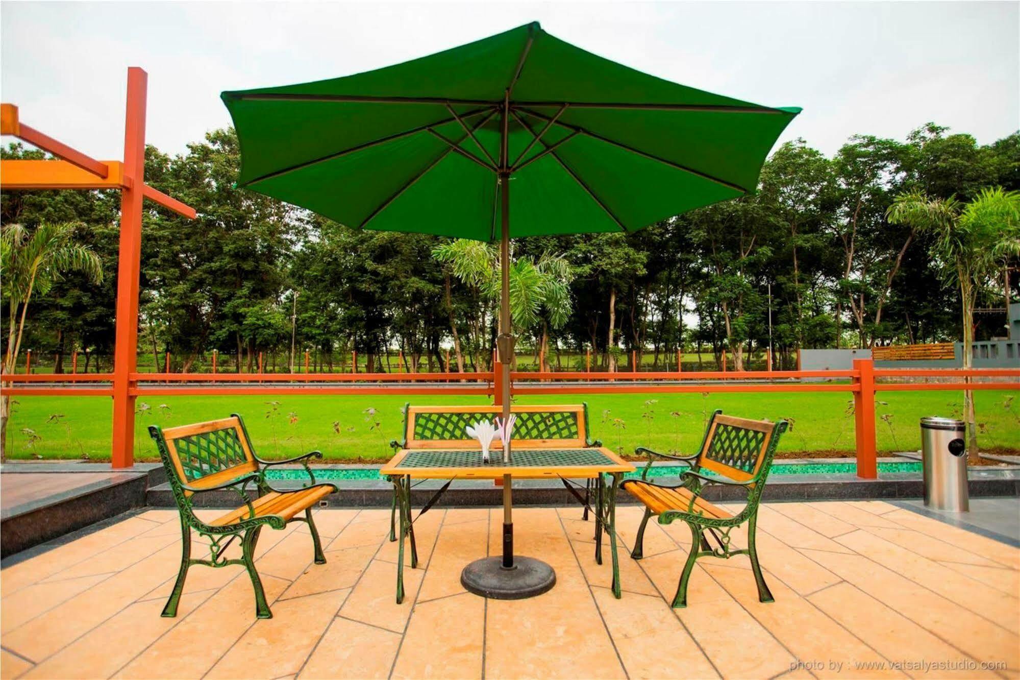 Vits Shalimar, Ankleshwar Hotel Kültér fotó