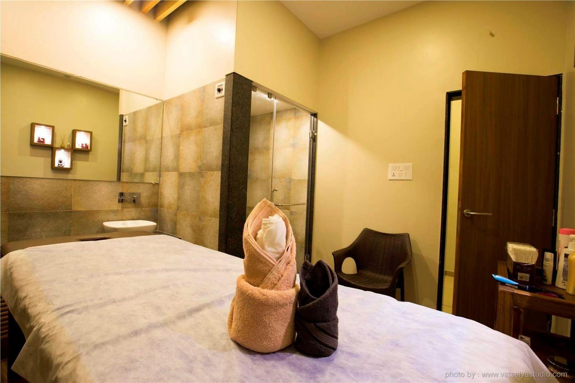 Vits Shalimar, Ankleshwar Hotel Kültér fotó