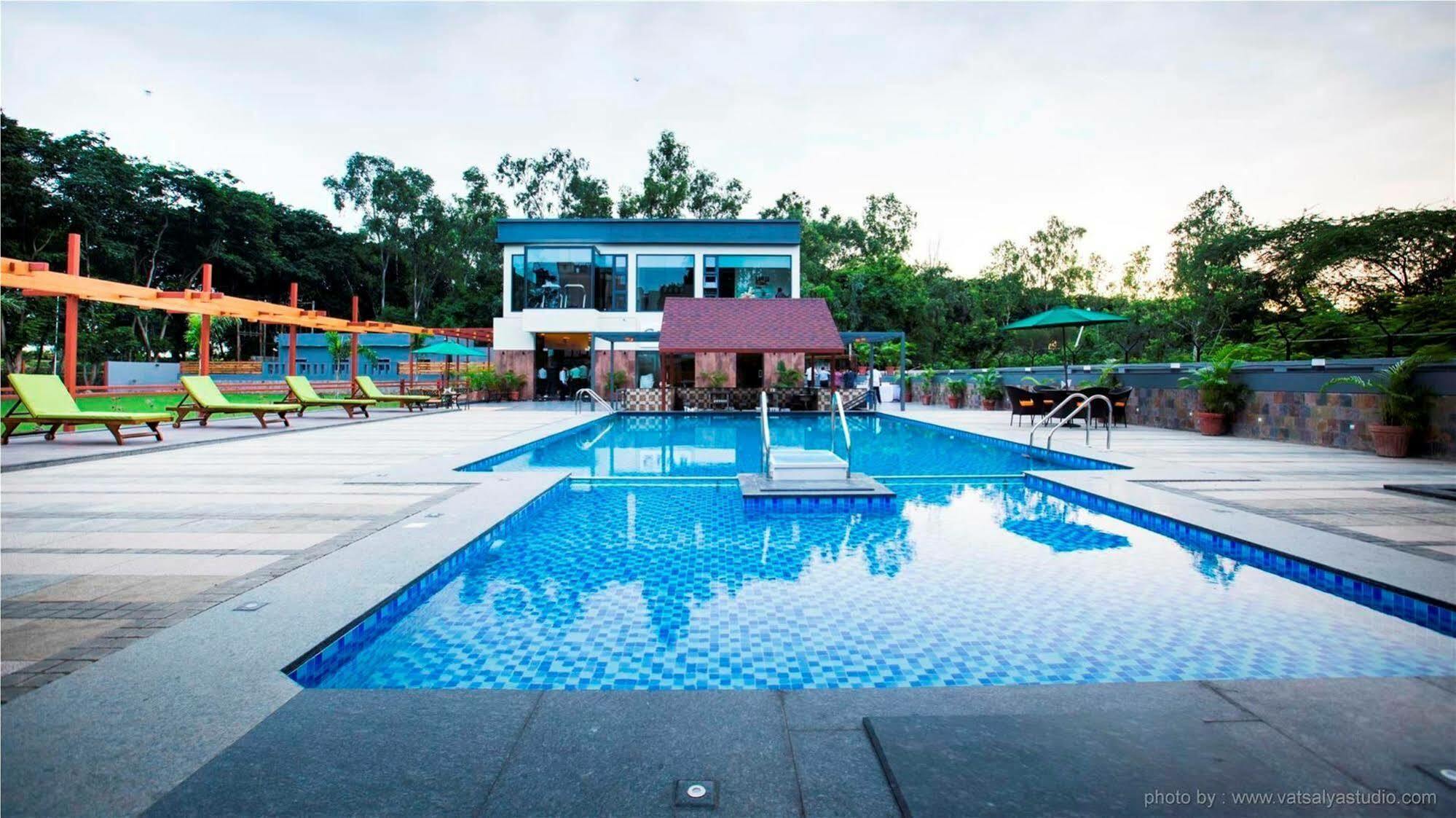 Vits Shalimar, Ankleshwar Hotel Kültér fotó